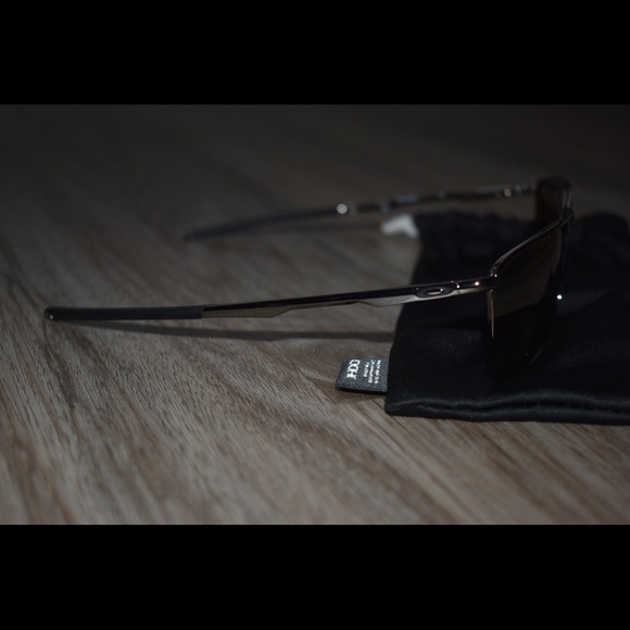 Men’s Oakley sunglasses - Picture 4 of 8
